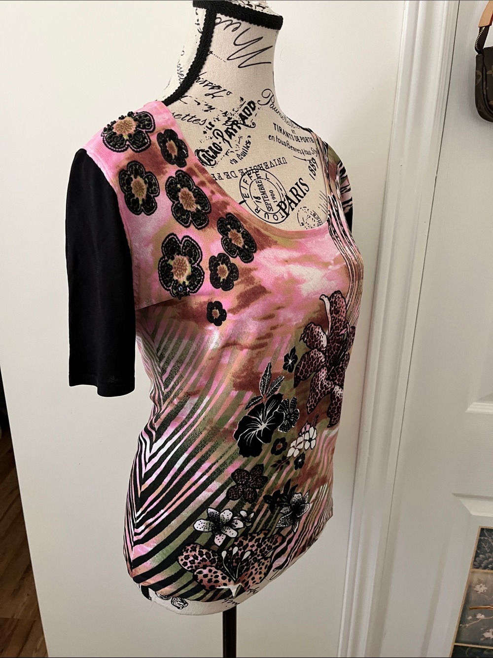 😃Floral Scoop Neck Short Sleeve Top in Pink and Black - Picture 3 of 10